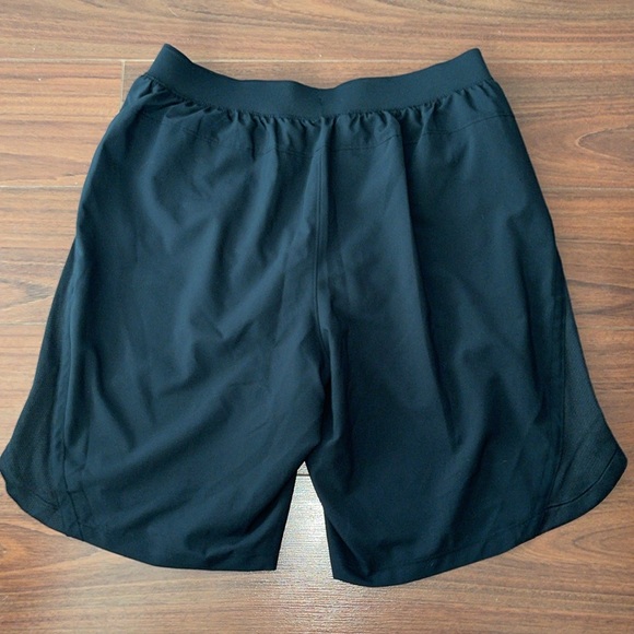 Under Armor fitted shorts 🩳 - Picture 3 of 3